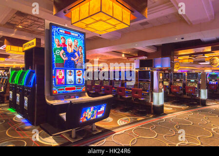play holly jolly penguins slot